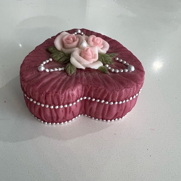 Vintage Dezine Heart Shaped Victorian Pink Shade Trinket Box Roses Made in 1993 - Picture 2 of 8